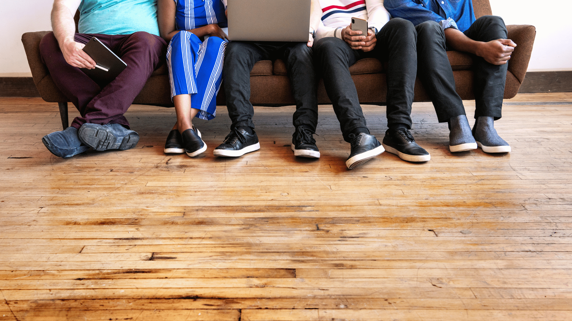 5 kritičnih napak pri izbiri talnih oblog, ki jih Slovenci najpogosteje obžalujejo že po prvem letu