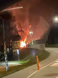 Pravkar: Izbruhnil obsežen požar objekta v Dravogradu