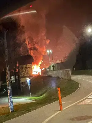 V Dravogradu ogenj popolnoma uničil zapuščen objekt