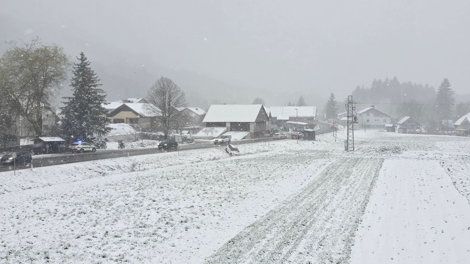 Previdno: V Stražah dve vozili zdrsnili s ceste