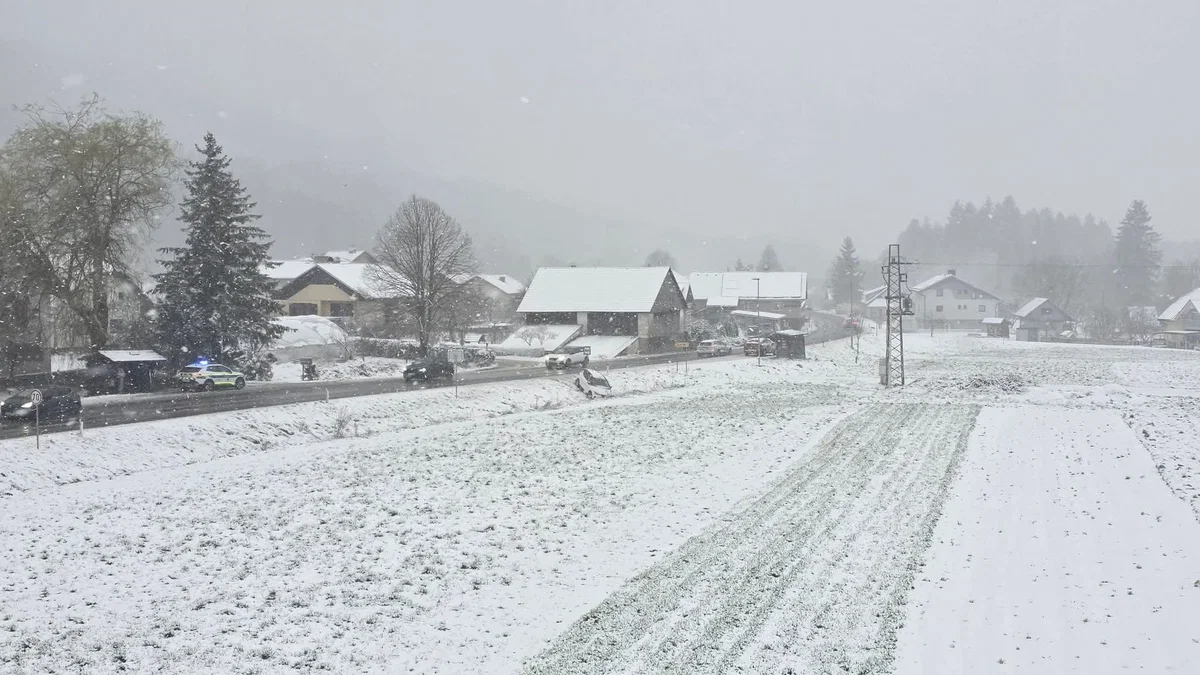 Previdno: V Stražah dve vozili zdrsnili s ceste