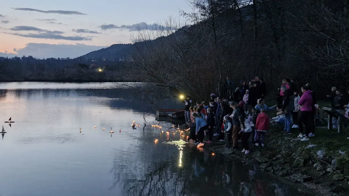 (FOTO) Spuščanje gregorčkov v Dravogradu naznanilo prihod pomladi