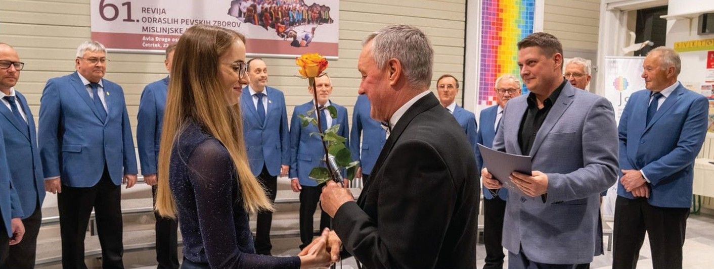 Ko zazveni Mislinjska dolina: 14 zborov na enem odru 62. revije odraslih pevskih zborov 