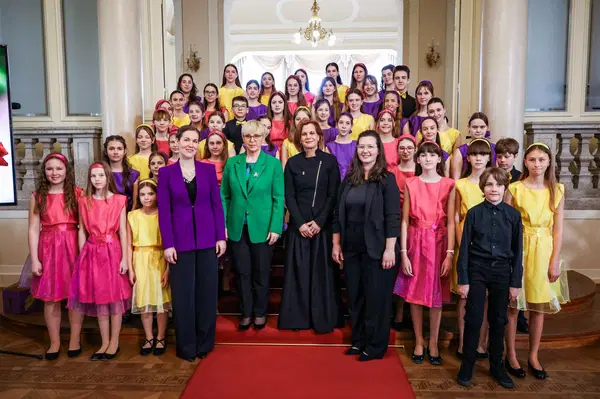 Ob prazniku predsedniško palačo obiskalo okoli 300 žensk 