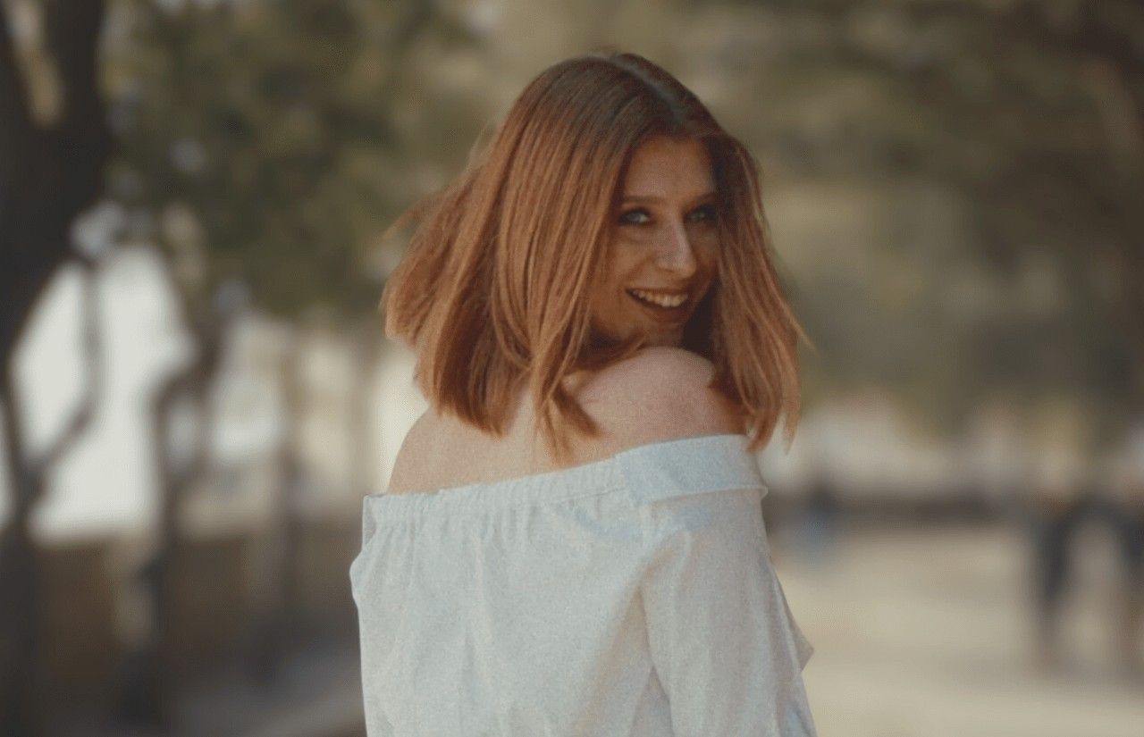 (VIDEO) Eva Boto odpira srce in novo poglavje s skladbo “Če bi midva”