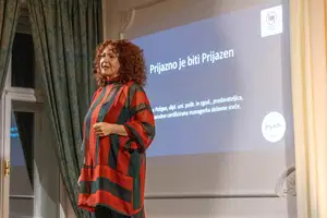 (FOTO) Ko prijaznost postane odločitev: Navdihujoče predavanje Polone Požgan