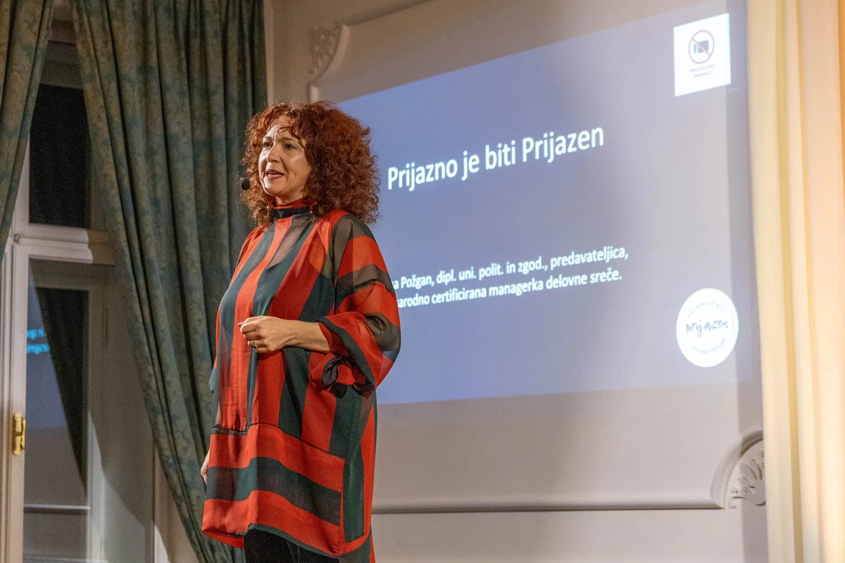 (FOTO) Ko prijaznost postane odločitev: Navdihujoče predavanje Polone Požgan