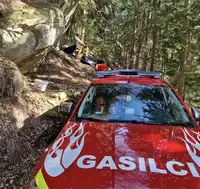 Na območju Tolstega vrha v Mislinji reševali poškodovanega plezalca 