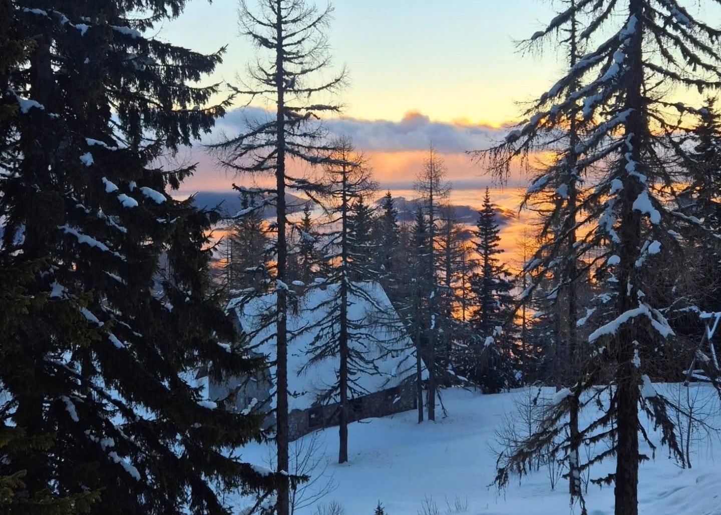 Zima na gori še vztraja, ta vikend vabljeni na Peco