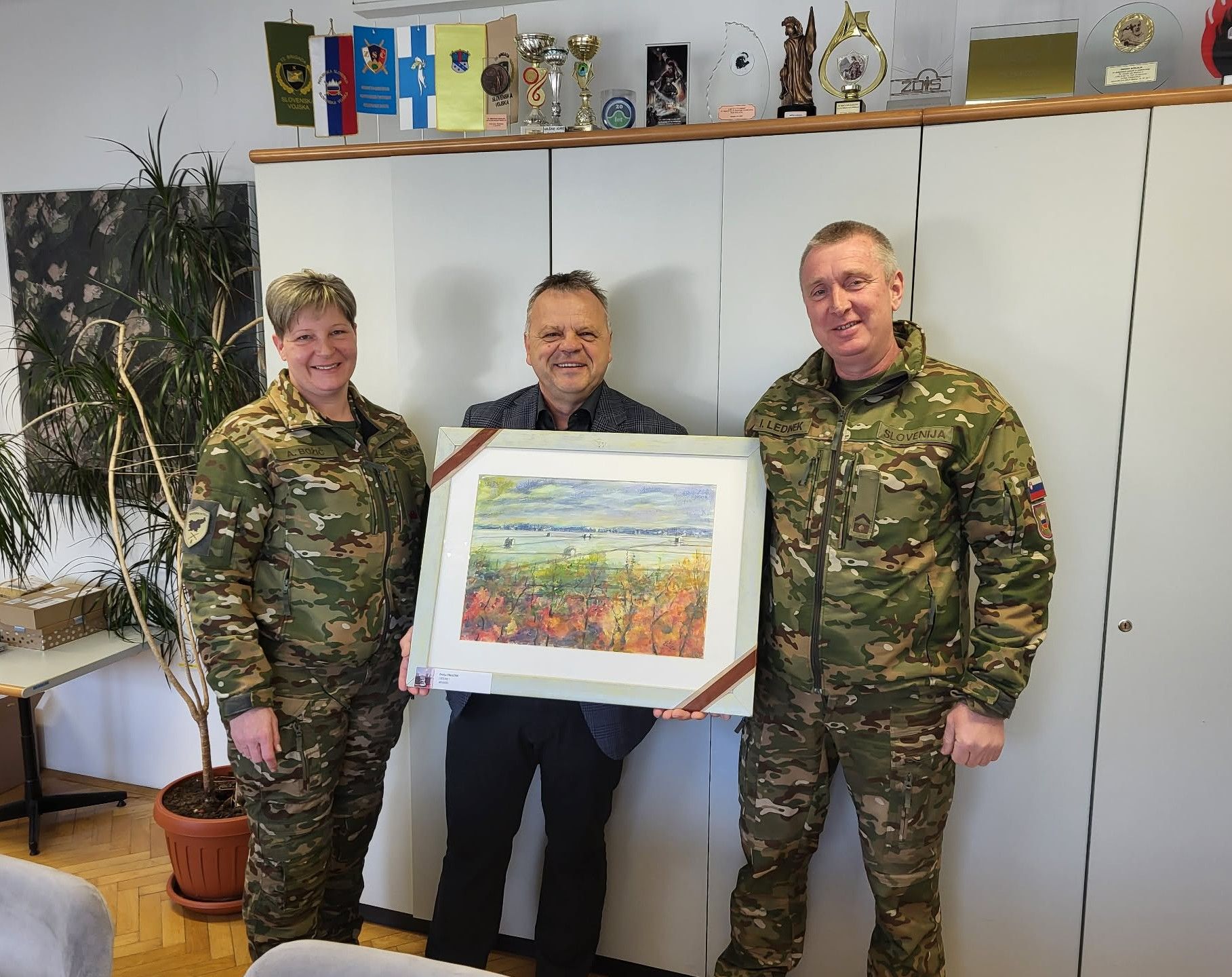 Umetnost povezuje: Slovenska vojska podarila likovno delo Emilije Erbežnik Občini Mislinja
