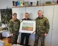 Umetnost povezuje: Slovenska vojska podarila likovno delo Emilije Erbežnik Občini Mislinja