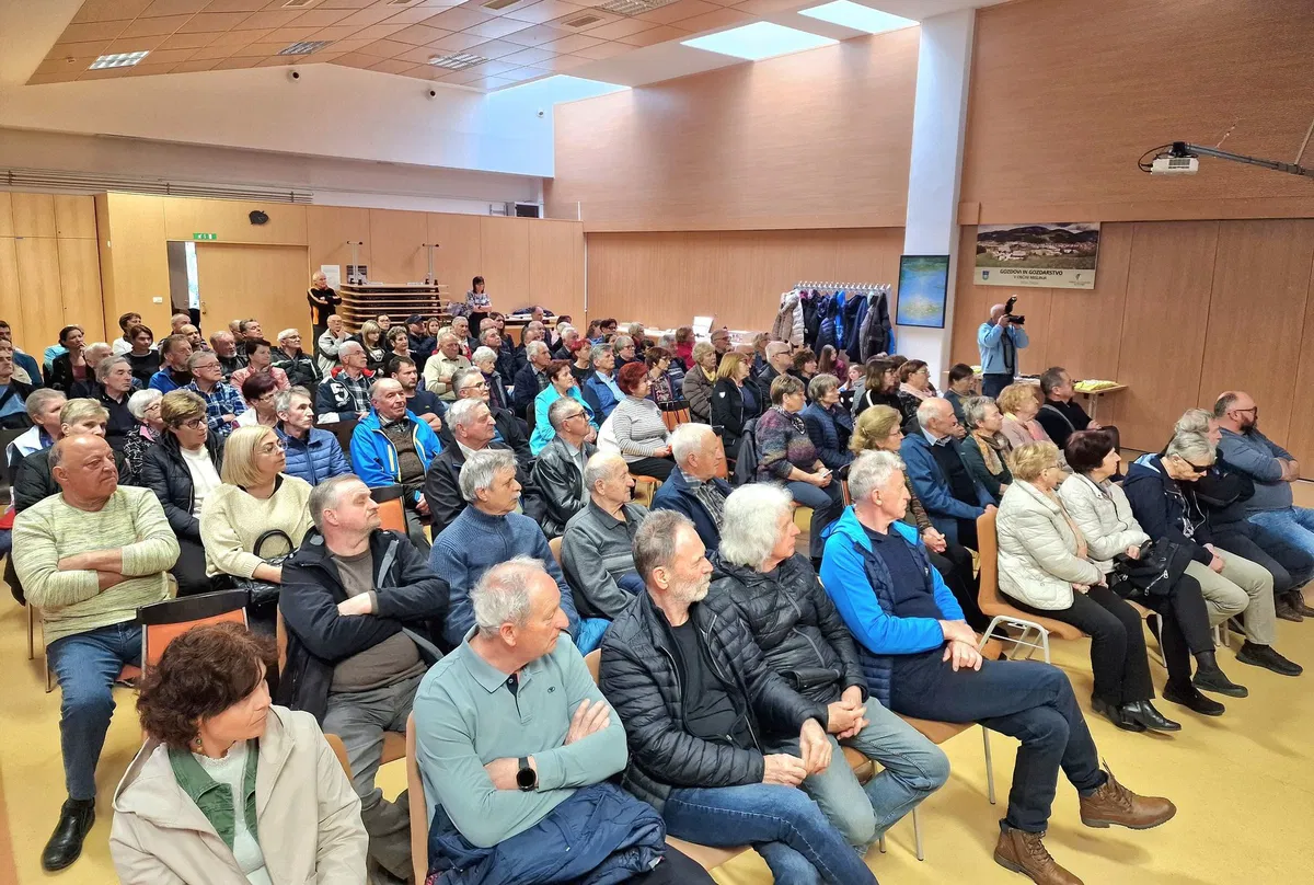 (FOTO) V Mislinji uspešno izvedli preventivno predavanje za starejše udeležence v prometu