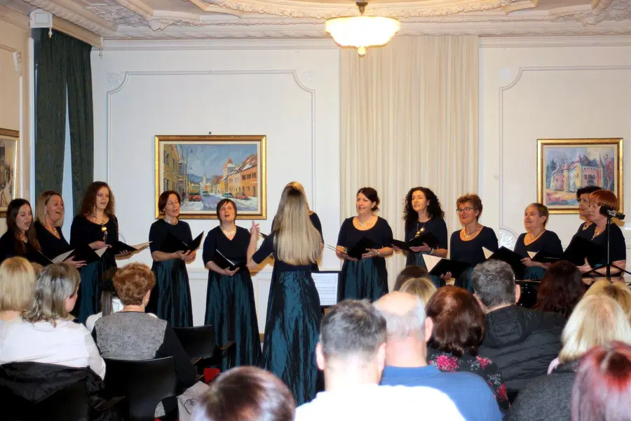 (FOTO) V Dvorcu Bukovje je odmevala ubrana zborovska pesem