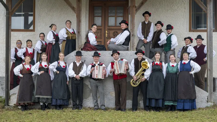 Ob 45-letnici folklorne tradicije: Pridruži se slavnostnemu večeru v Črni na Koroškem