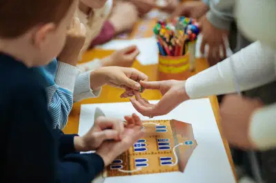 V razstavo Igraj se z mano nas bo v KGLU povedel dogodek Bodi umetnik