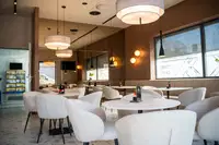 (FOTO) Prenovljeni bar v Hostlu Slovenj Gradec odprl vrata v sodobni podobi