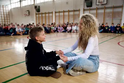 (VIDEO) Dunja Vrhovnik - glasbenica, ki srečo spreminja v skupno pesem 