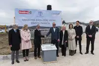 V Mengšu položen temeljni kamen za nov vrtec iz slovenskega lesa