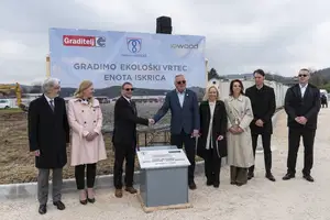 V Mengšu položen temeljni kamen za nov vrtec iz slovenskega lesa