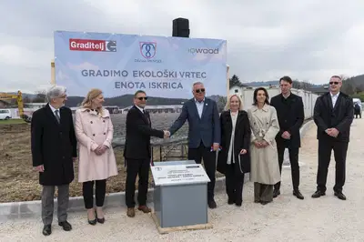 V Mengšu položen temeljni kamen za nov vrtec iz slovenskega lesa