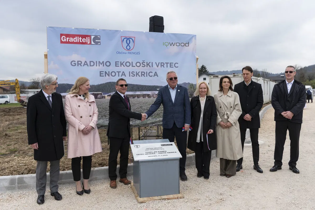 V Mengšu položen temeljni kamen za nov vrtec iz slovenskega lesa