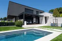 Bioklimatska pergola in nizkoenergijska hiša: popolna kombinacija