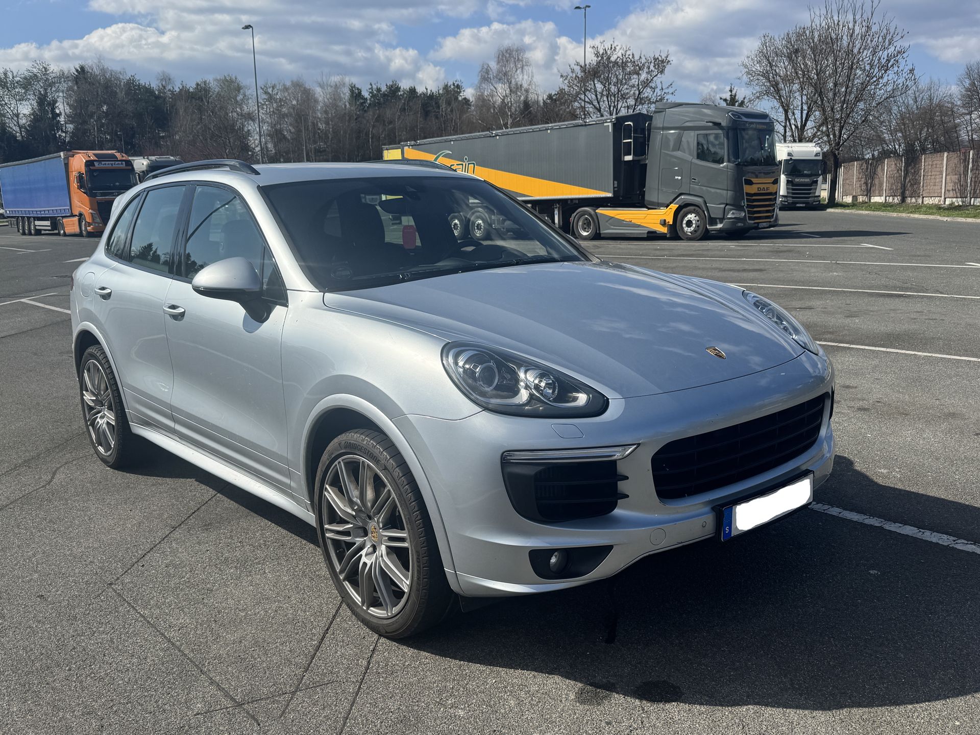 Policisti 26-letnemu vozniku zasegli ukradeno vozilo Porsche Cayenne