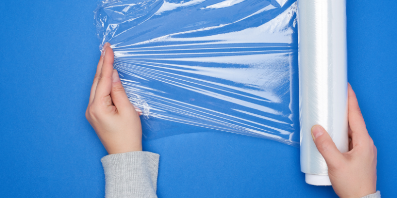 Stretch folija: Kaj je, kdaj pride prav in kako jo izbrati?