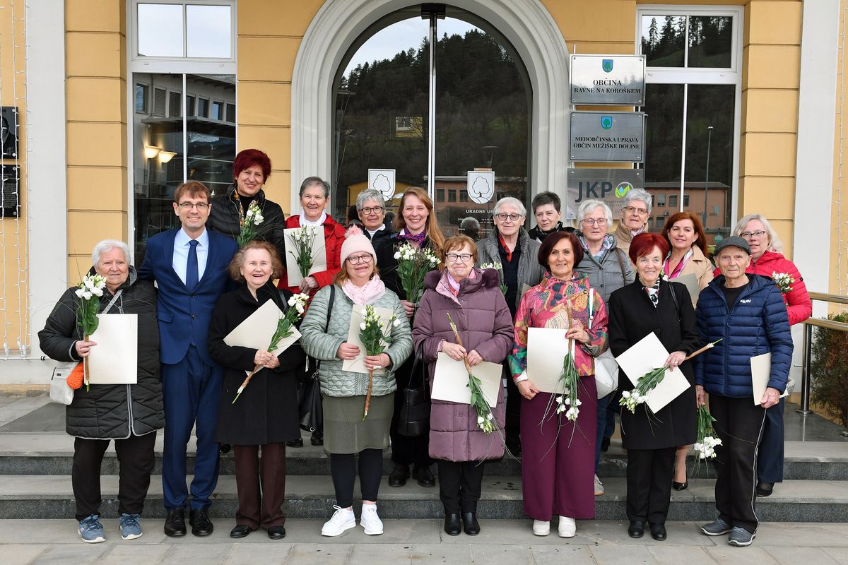  Ob zaključku megagobelina župan dr. Tomaž Rožen podelil spominske zahvalne listine 