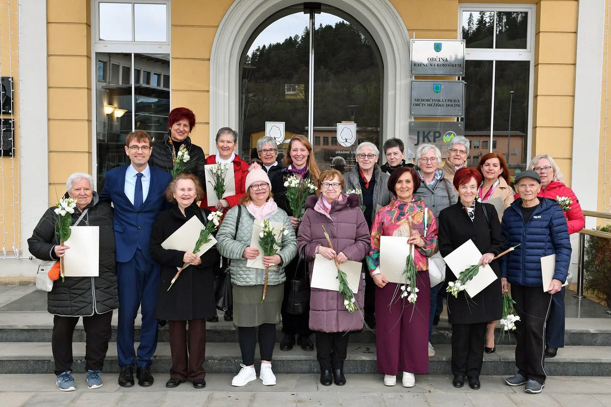  Ob zaključku megagobelina župan dr. Tomaž Rožen podelil spominske zahvalne listine 
