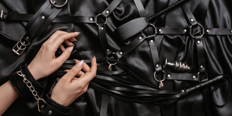 Strap-on za vse pare: Od pegginga do dvojne penetracije