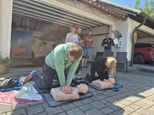 V Mežici nameščen novi AED: Pomembna pridobitev za Senčno vas