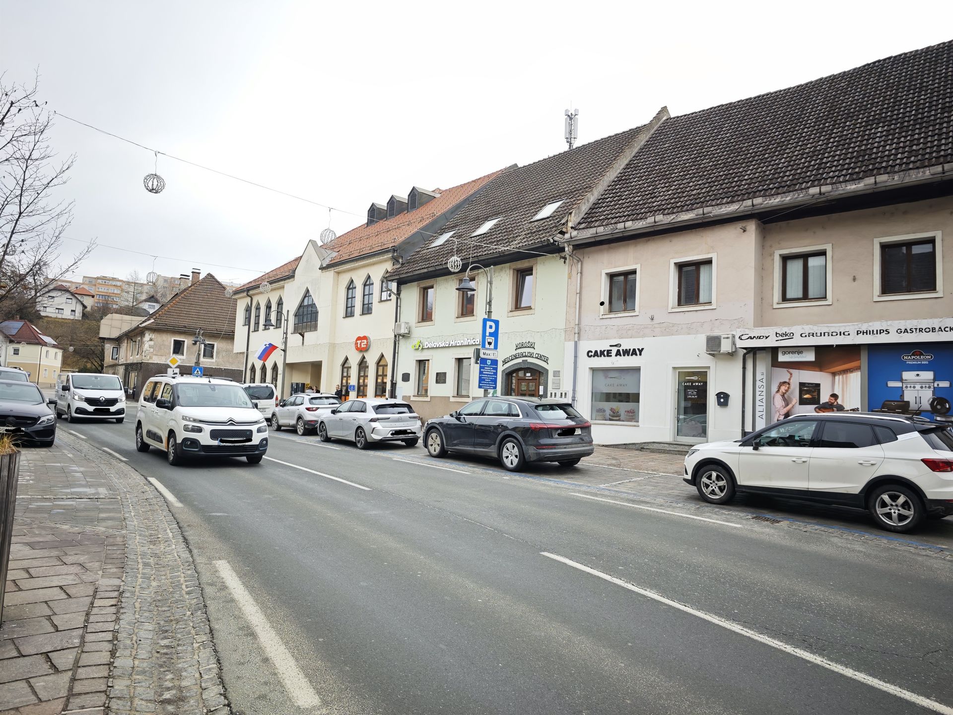 Na Ravnah je prišlo do prometne nesreče, previdno