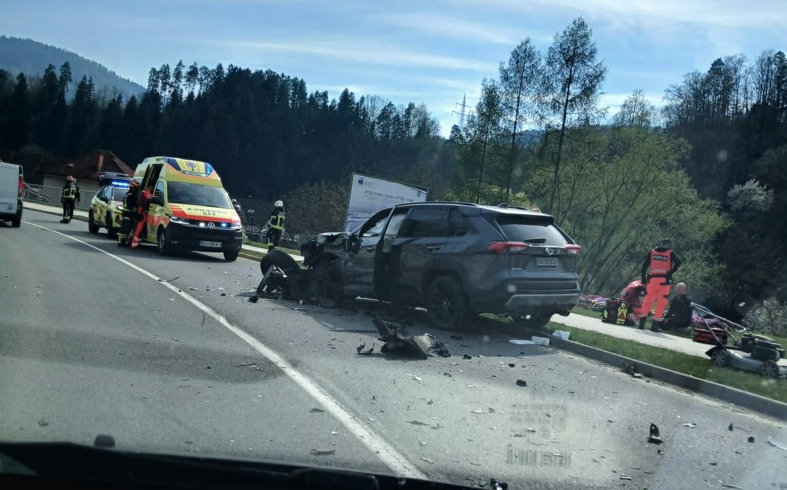 Vozili čelno trčili v Dravogradu, poškodovani dve osebi