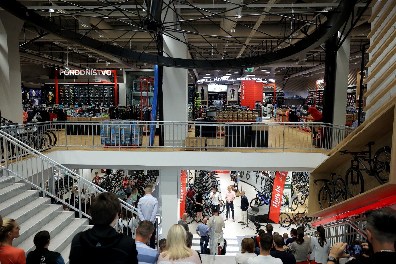 Hervis naj bi zaprl vse trgovine v Sloveniji 