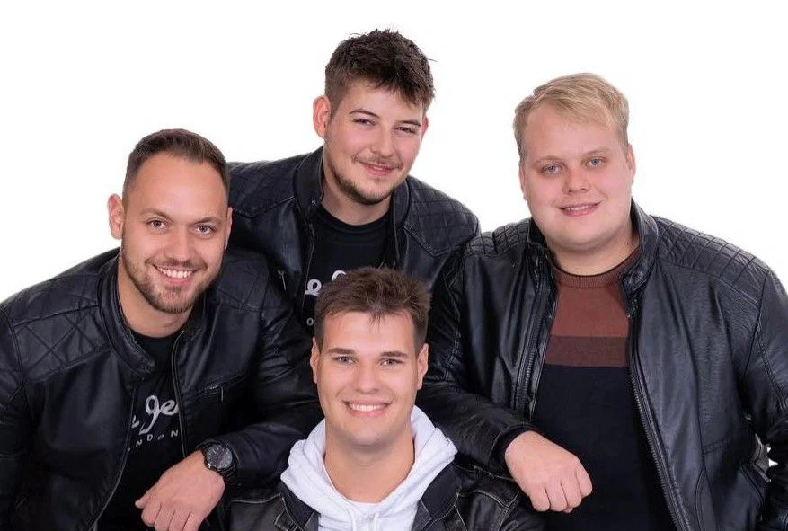 (VIDEO) Kresovci z novo skladbo »Kozarce dvignimo« nazdravljajo prijateljstvu