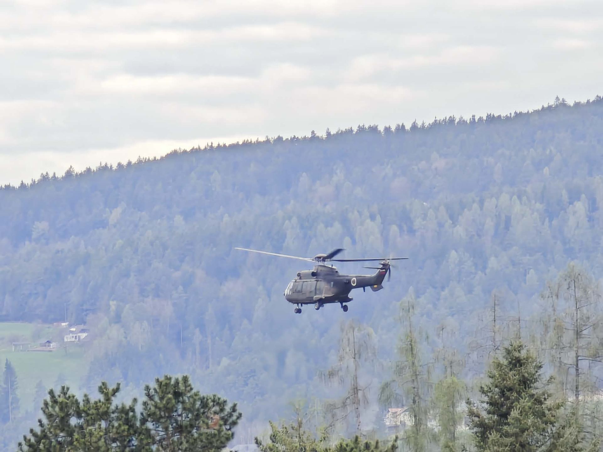 V Mežici vozilo zbilo kolesarja, posredoval je helikopter