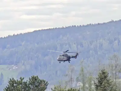 V Mežici vozilo zbilo kolesarja, posredoval je helikopter