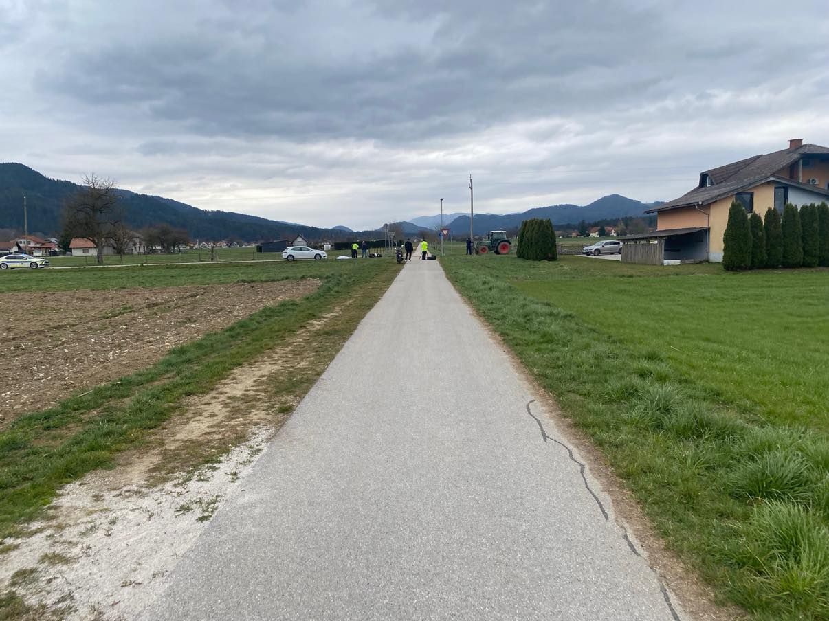Tragična nesreča v Šmartnem pri Slovenj Gradcu: Mopedist izsilil prednost traktoristu