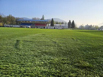 Na stadionu na Ravnah danes položili travo (FOTO)