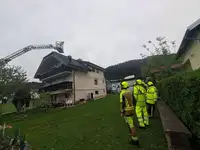 (FOTO) Silovit veter razdejal Pameče: Gasilci posredovali na kar osmih lokacijah