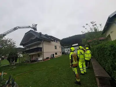 (FOTO) Silovit veter razdejal Pameče: Gasilci posredovali na kar osmih lokacijah