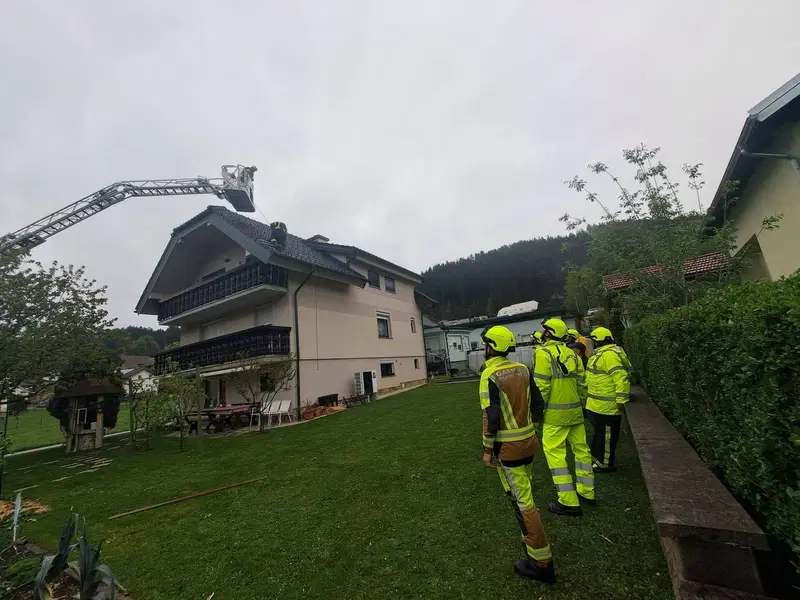 (FOTO) Silovit veter razdejal Pameče: Gasilci posredovali na kar osmih lokacijah
