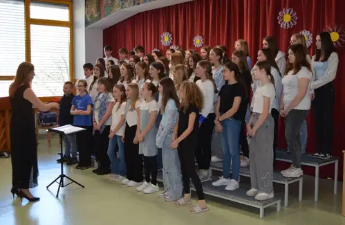 (FOTO) V Dravogradu je prepevalo več kot 300 otrok