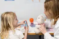 (VIDEO in FOTO) Naša mini klinika: Otroci nad medicino navdušeni že prvi vikend