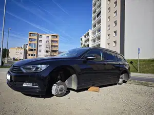 FOTO: Tatovi pobrali kolesa z dveh vozil, za seboj pustili vijake in škodo