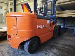 Mladostnika poskušala ukrasti delovni stroj, z njim sta se zapeljala na glavno cesto