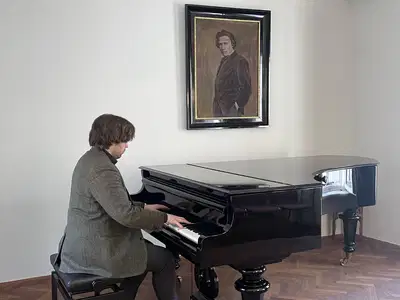 Kam le čas beži: Šegovčeve brezčasne melodije bodo zazvenele v klavirski izvedbi 