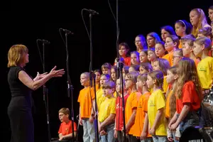 (FOTO) Naše pesmi naj donijo 2026: Prevalje v znamenje mladih pevcev