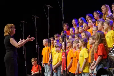 (FOTO) Naše pesmi naj donijo 2026: Prevalje v znamenje mladih pevcev